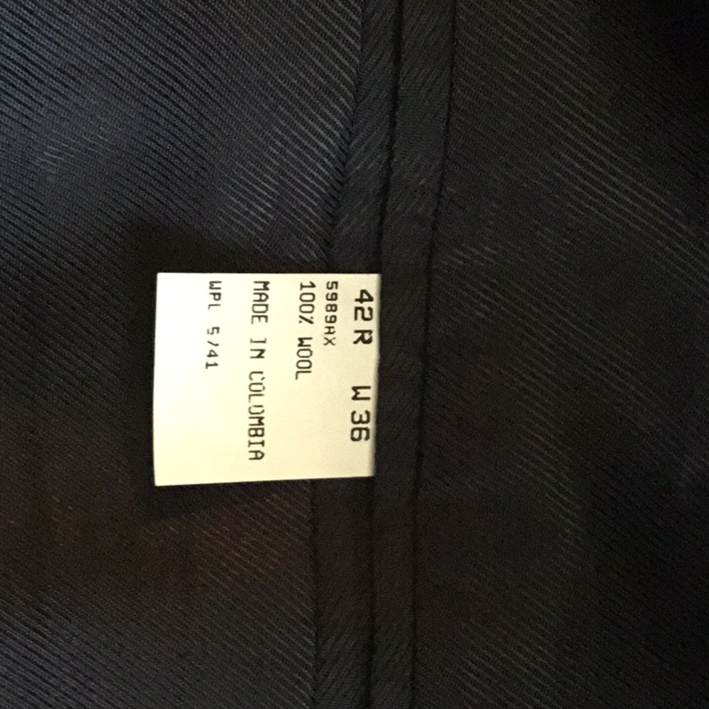 Navy blue men’s suit. Oscar de la Renta navy blue. 100% wool. 42R